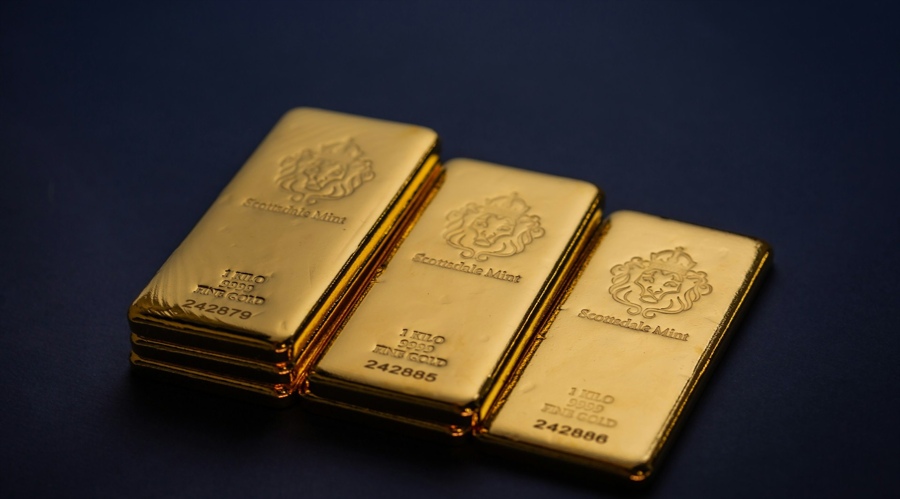 道琼斯指数大幅下跌近800点，或将创下自去年12月份以来最糟糕的单日表现，成分股波音下挫6.87%，高盛下跌5.72%，美国运通跌幅为5.4%，摩根大通紧随其后，跌幅达到5.08%，而英伟达的跌幅则为0.88%。